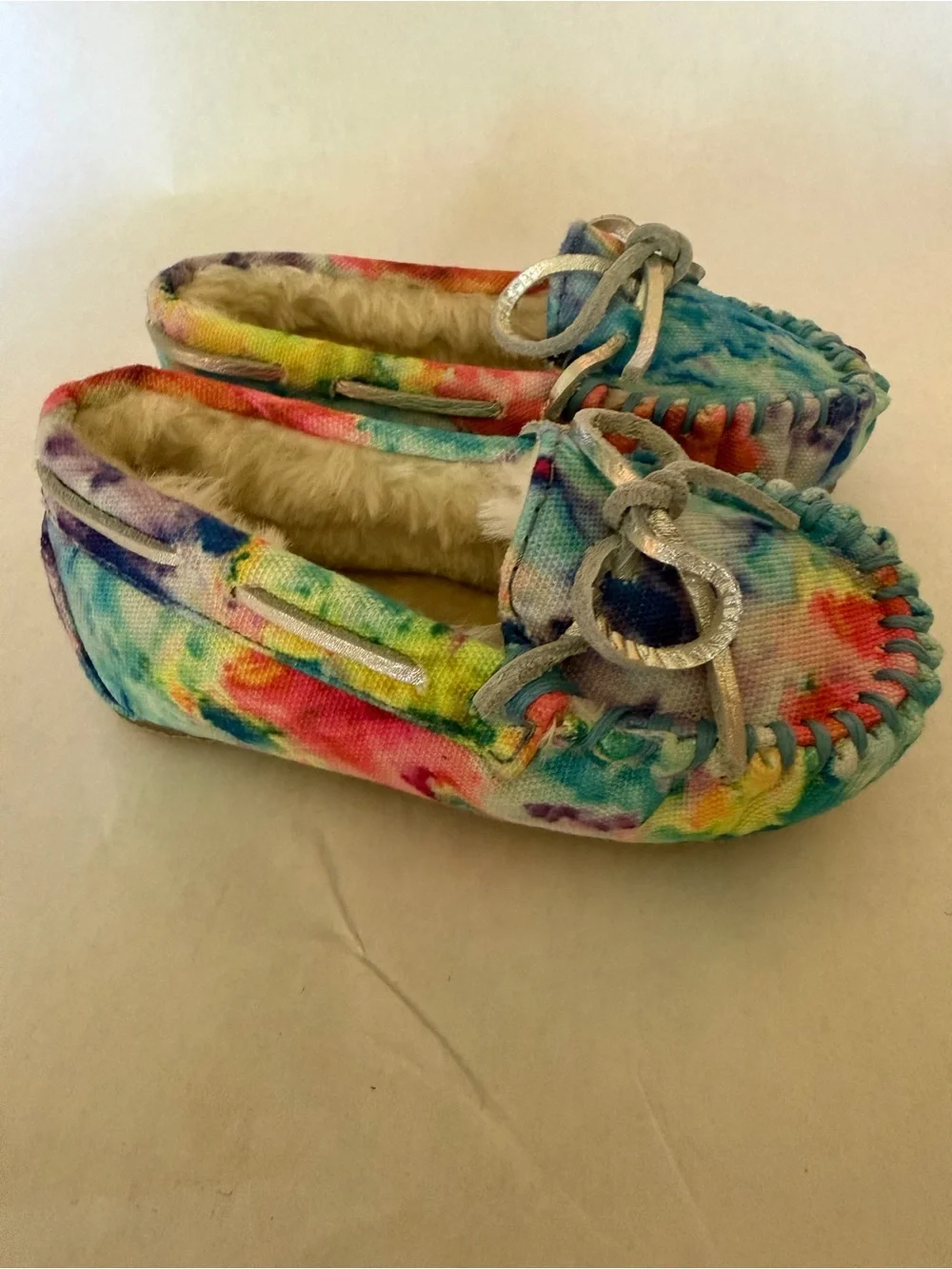 Minnetonka Tie-Dye Faux Fur Lined Kids Moccasin Slippers - Multi
